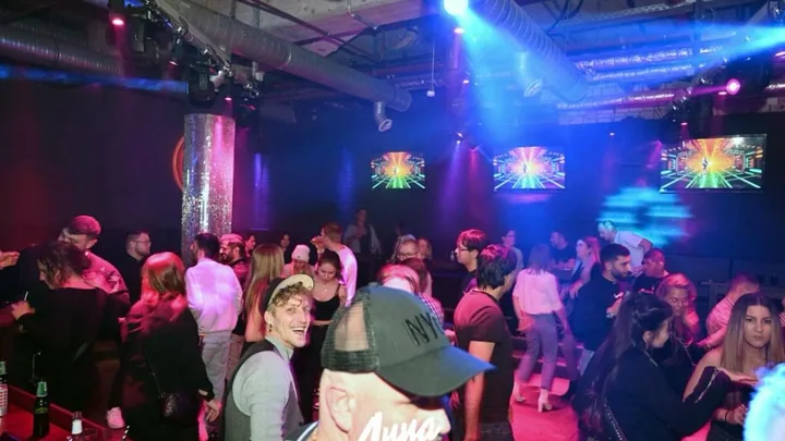 Tanzfläche im Club mit blauem Licht