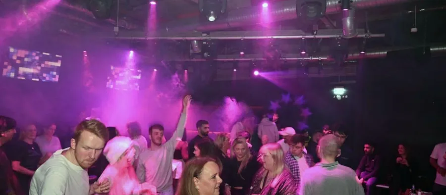 Volle Tanzfläche im Club