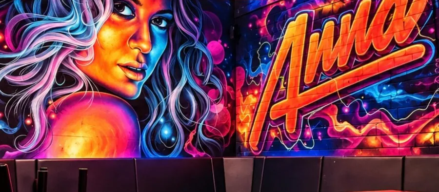 Lounge mit beleuchtetem Wandbild