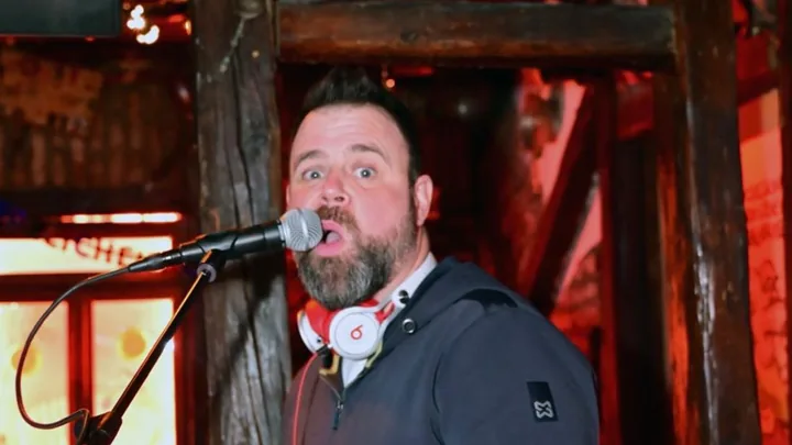 Der Discostadl im Hüttenstil mit Holzbalken und Live-Musik